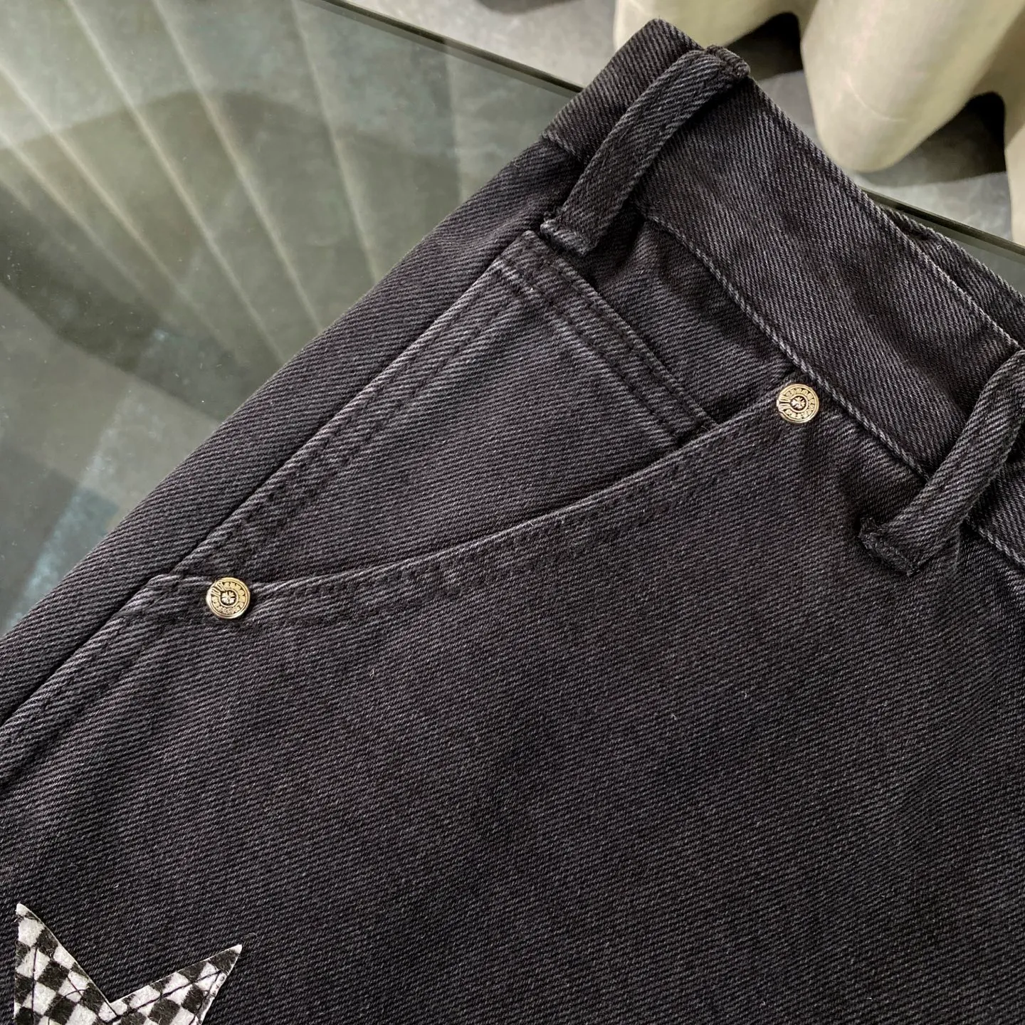 P270 Chrome hearts Chrome hearts Miami limited edition star black work jeans logging pants Chrome hearts city limited jeans Hardware customization Original development vintage levis American-made 501 black and gray base version Levi's American-made 501 base version Imported sheepskin 925 silver jewelry remake [Top heavy industry fashion design] Consistently high-street luxury style. Speaking of this style, the Zangyin family and GU family are definitely the leading representative brands. Especially the Zangyin family has really achieved a state-of-the-art effect in creating high-street style. The unique washed material is used to create this style. The color system is already quite eye-catching. After it is decorated with patchwork cross flowers, it cleverly highlights the charm of the brand. Secondly, this style uses classic The high-waist cutting design highlights the long legs and fashionable temperament of the upper body. The brand is highly recognizable and the slim fit configuration is more suitable for daily wear. It is a product that interprets personality, fashion, and specifications at a glance. This single product is enough to make any fan excited. It can be a white T-shirt for a youthful college style, or a tight suspender for a royal style. It has strong matching ability and can be easily controlled by men.  [Materials and craftsmanship] Needless to say, this point goes without saying. As an excellent craftsman brand, Zangyin’s requirements for details and craftsmanship are really perfect. The washed color of this model has gone through so many processes, not to mention the embellishment of denim appliques. It is also purely hand-made and sewn. Just like what they believe in, only hand-made things have soul and have the meaning of wear. A top-notch heavy-duty fashionable denim item, I look forward to your perfect interpretation! ! Color: black Size: 30-36